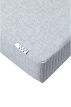 Cargar imagen en el visor de la galería, Colchón cuna foam impermeable 130x70cms estándar americano
